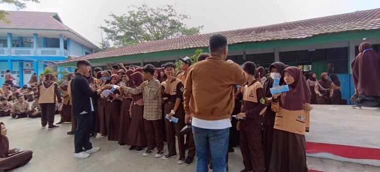 Explore Goes To School